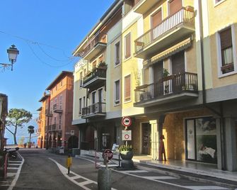 Boutique Apartment Cà Tulles - Torri Del Benaco - Gebäude