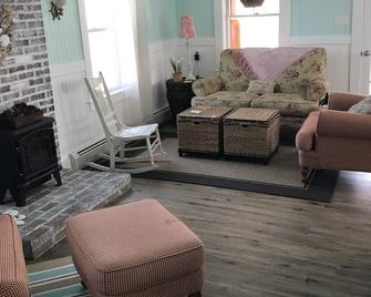 Cozy Beach Cottage just steps to a small quiet beach and public boat ramp. - Fairhaven - Living room