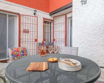 Campari - One Bedroom Apartment, Sleeps 3 - Iseo - Innenhof