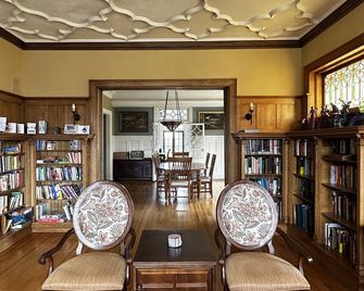 Historic Tudor with River Views & Fun Gaming Room - Davenport - Lounge