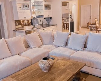 Beautiful luxury family condo on the lake! Mins from Downtown! - Culver - Sala de estar