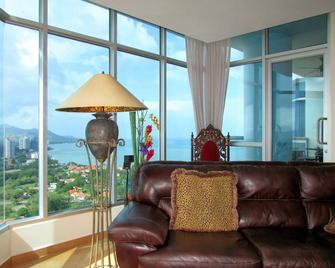 Romantic Condo overlooking Golf course and Pacific ocean - Playa Coronado - Sala de estar