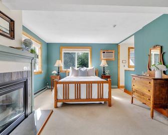 Red Clover Inn Jacuzzi Queen Suite near Killington - Mendon - Bedroom