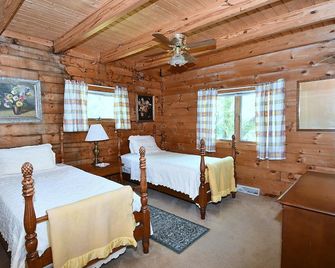 Lazy Bear Retreat - Classic Cabin! - Berkeley Springs - Habitación