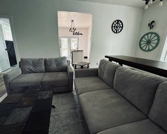 Charming 3-bedroom house in quiet residential neighborhood - Atlantic - Huiskamer