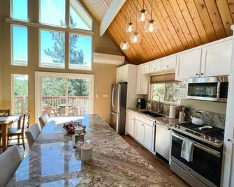 Stunning secluded Creekside A-Frame gameroom - Lake Arrowhead - Cuisine