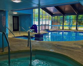 Pine Lake Resort and Banquets - LaPorte - Pool