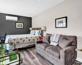 All Inn on Edisto - Cozy Studio Condo Close to Everything - Edisto Island - Living room