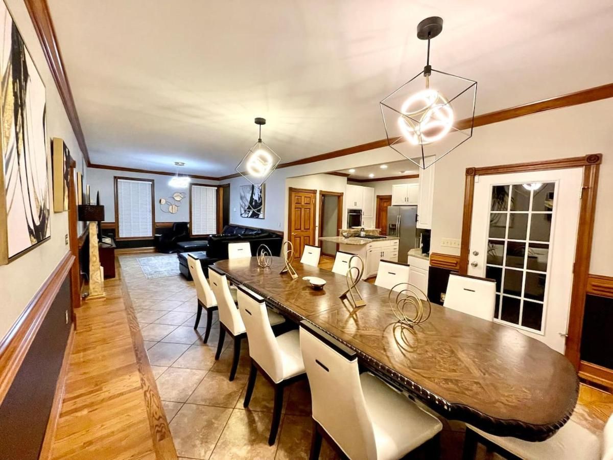 Huge Farmstay w/ Pool, Animals, Pond, & Game Room