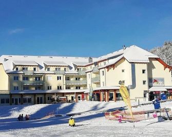 Feldberg Lodge Ferienwohnung: Skilift, Tiefgarage, Whirlpool, Skischrank, uvm - Feldberg - Gebäude