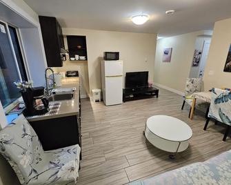 Metropolis MetroTown Area lovely place - New Westminster - Living room