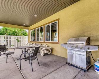 Cedar Getaway - Hot Tub, Private Sauna, Pool-Pong! - Cedar City - Patio