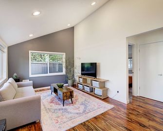 3 bedroom at Madison Valley - Seattle - Living room