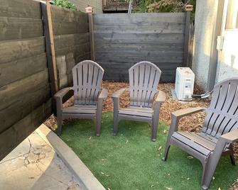 Parkside Cottage on Bidwell Park! Enjoy the trails and perfect location to all! - Chico - Patio