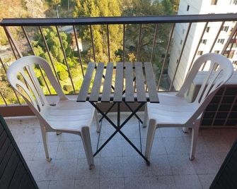New Cheap Private Room, Kitchen , Overwieuw Sea,tram On Spot, 12 Minutes From Nice Train Station With Tram , Beach In 17 Min Tram , Chambre Privée Pas Cher, Cuisine Équipée , Tram Sur Place, Aperçu Mer, 12 Min De La Gare De Nice Avec Le Tram, 17 Min Plage - ניס - מרפסת