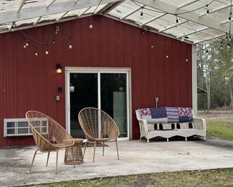 Tiny Cabin for Two: Fire Pit & Stargazing Nights - Live Oak - Patio