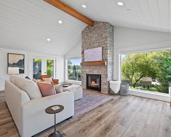 Designer Home w/ Lake Views+Walk to Downtown&Beach - Pewaukee - Wohnzimmer
