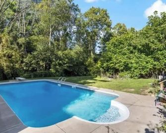 Traveler’s Wellness Oasis - gorgeous pool, fish pond, and hot tub! - Pittsford - Pool
