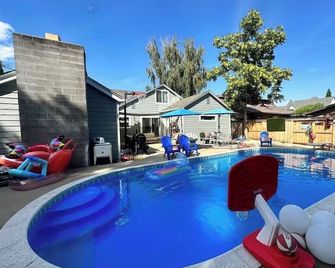 Luxury King Studio • Heated Floors • Soaking Tub • Seasonal Pool Access - Yreka - Pool