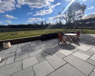 Spacious 5 bedroom country house on family farm, 4 bathrooms. Great for groups - Castleisland - Patio
