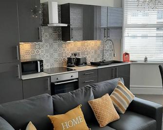 Beachmount Holiday Apartments - Colwyn Bay - Kitchen