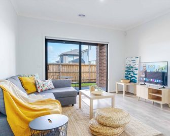 Charming 3-Bedroom Retreat in Junction Village - Cranbourne