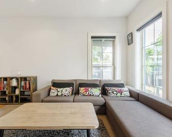 Big Blue - A Sunny Escape near Port Melbourne Beach - Melbourne - Living room