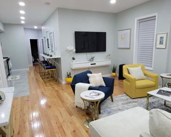 A Dazzling Destination - Brooklyn - Living room