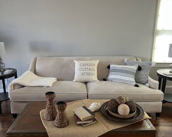 Capeside Cottage - La Crosse - Living room