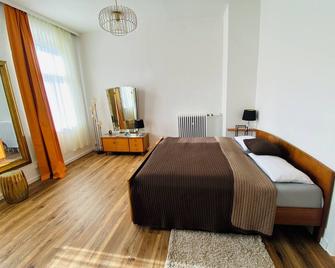 Golden DDR apartment in Chemnitz center - Chemnitz - Bedroom