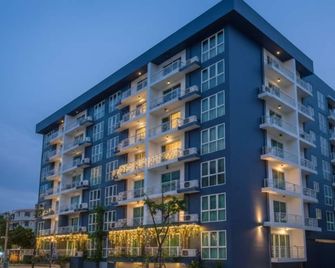 Sunday Beachfront View Jomtien Pattaya - Sattahip - Edificio