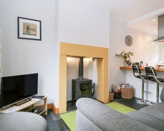 Banks Place - Keswick - Living room