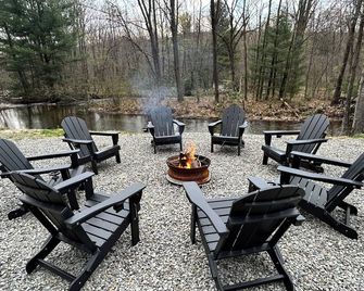 Glass City Cottage and Stream - Philipsburg - Patio