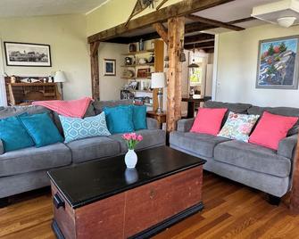 Historic Oceanfront Maine Village Year-Round Retreat, Gameroom + Water Access - Port Clyde - Living room