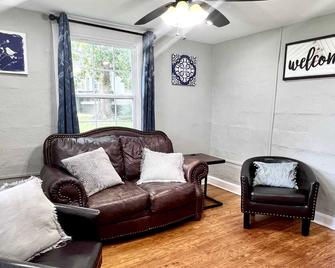 Tiny House w/ 1st Class Amenities- 12 Min to CLT - Mount Holly - Living room
