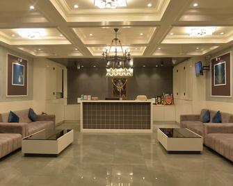 Hotel Sai Inn - Rājpīpla - Front desk