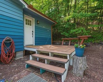 Turtle Lake Beach House - Get Up North Retreats - Bigfork - Patio