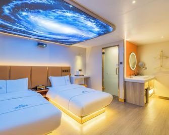 Dequan Luxury Hotel (Chaoyang High-Speed Railway Station Shilibao Metro Station) - Beijing - Bedroom