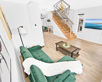 Charming Townhouse Retreat Near Nordic Spa - Whitby - Living room
