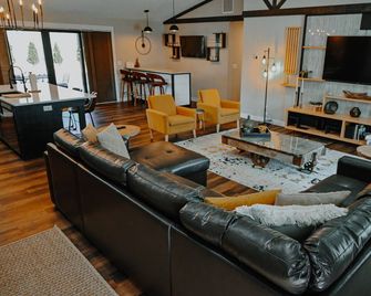 Luxury New Home just steps to Lambeau. Tailgate ready. Perfect for large groups. - Green Bay - Living room
