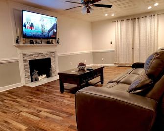 Kernersville Hot Tub Pool Arcade Gym Wifi Coffee - Kernersville - Living room