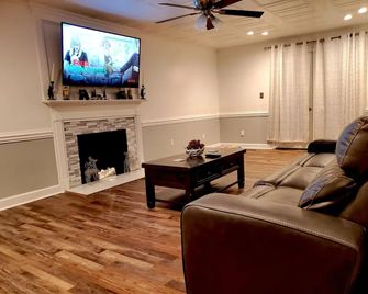 Kernersville Hot Tub Pool Arcade Gym Wifi Coffee - Kernersville - Sala de estar