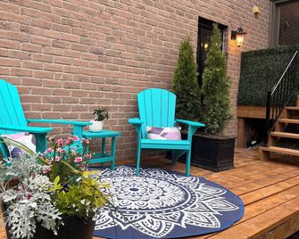 Stylish Main Level Suite with Separate Entrance, Private Patio and 2 Car Parking - Aurora - Patio