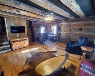 Renovated 1800s Pioneer Cottage - Uhrichsville - Sala de estar