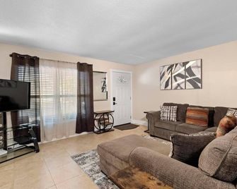 Stylish & Cozy King Bed Retreat @ Baldwin Park - Orlando - Living room