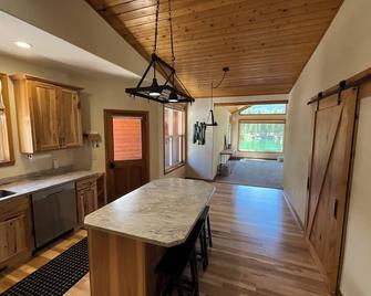 Relaxing 3-bedroom + bunkhouse waterfront home on the Clark Fork River - Thompson Falls - Dining room