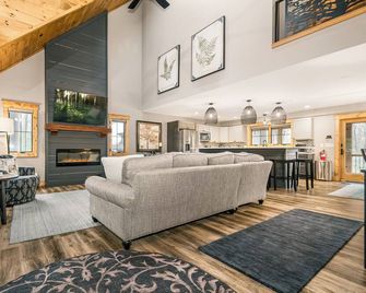 Ferndale: New, Lake Access w. Dock Slip, Hot Tub, Dogs OK - Oakland - Sala de estar