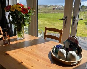 2 Bedroom Cottage With Open Views To Rear - Stornoway - Dining room