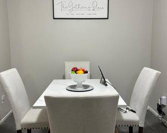 Cozy apartment in superb Monroeville with fitness room, WiFi, AC - Monroeville - Їдальня