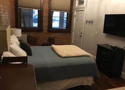 Newport Inn #4 - No Cleaning Fees!! Free Parking!! Walk To Games And Concerts!! - Newport - Bedroom
